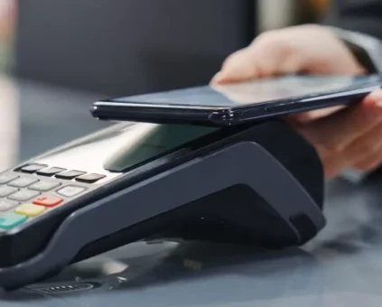 Phone Making a contactless payment on Eftpos machine