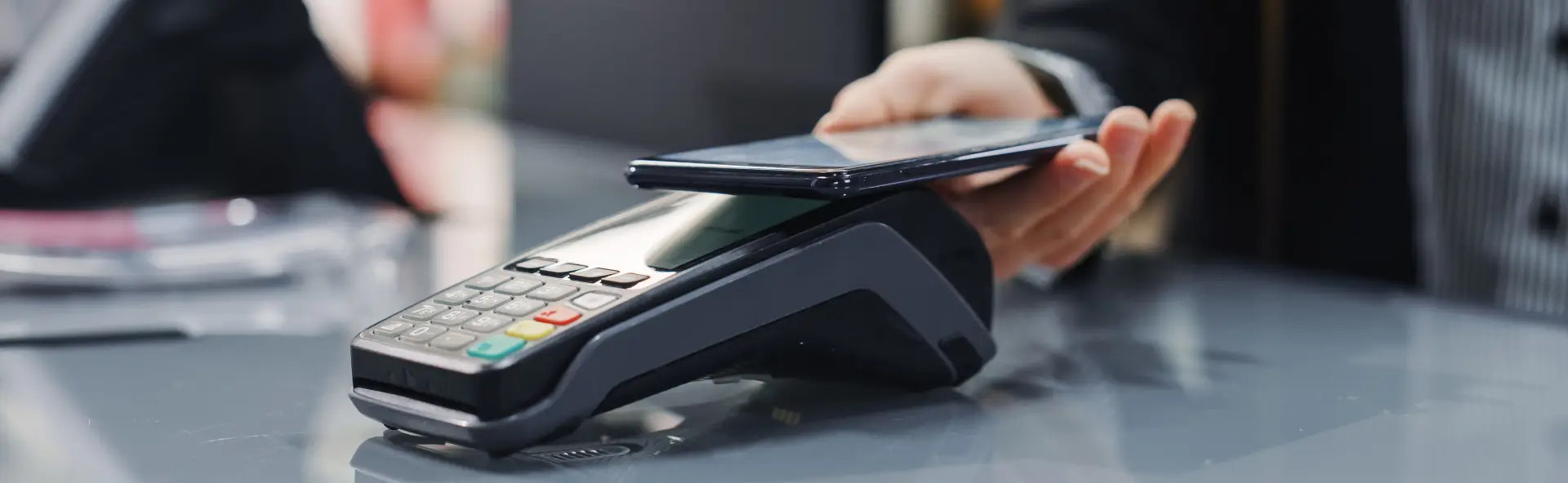 Phone Making a contactless payment on Eftpos machine