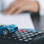 Customer calculating the difference between car loan rates