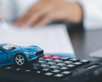 Customer calculating the difference between car loan rates