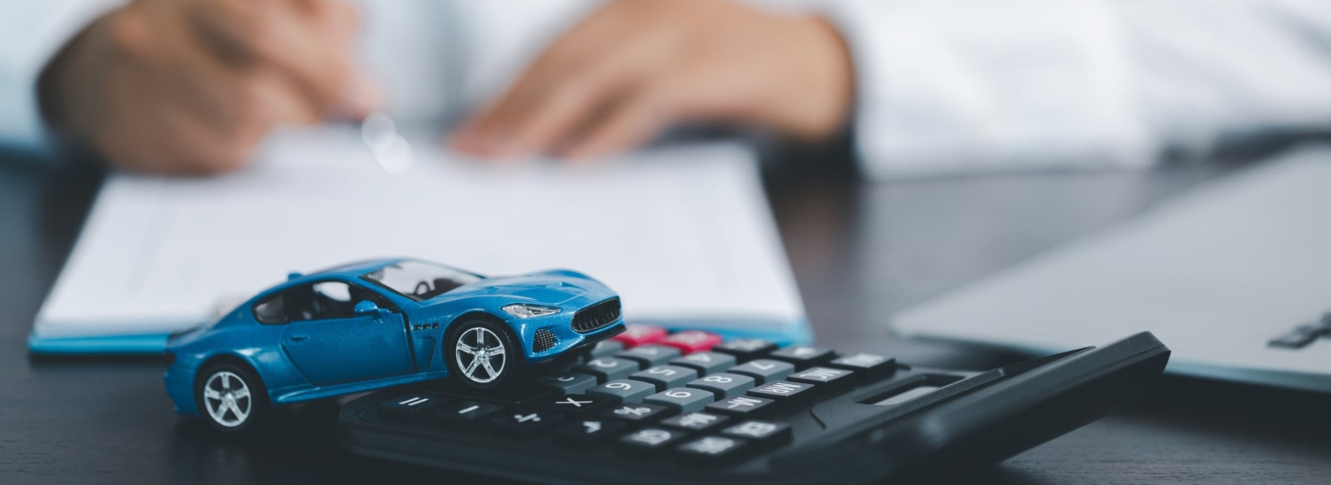 Customer calculating the difference between car loan rates